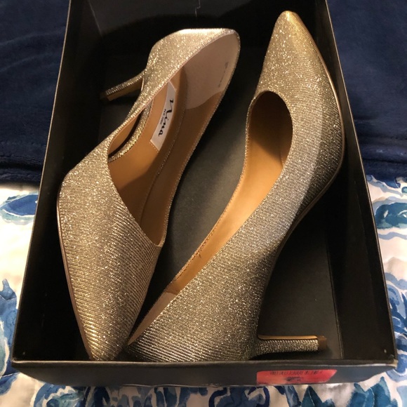 Nina Color Steel Luna Shine Dressy 2 1/2 Inch Heels Wore Once EUC - Picture 3 of 8